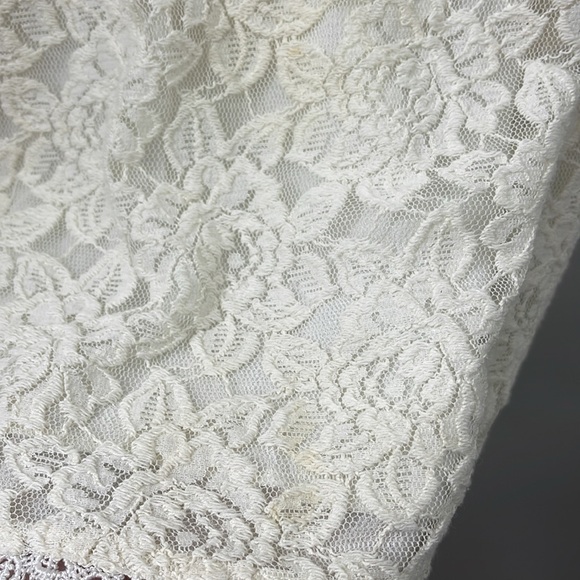 Elegant Cream Lace Dress - Picture 3 of 10